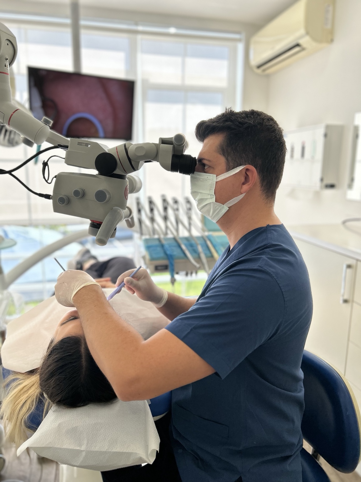 Dental Care Klinik'te mikroskop destekli tedavi
