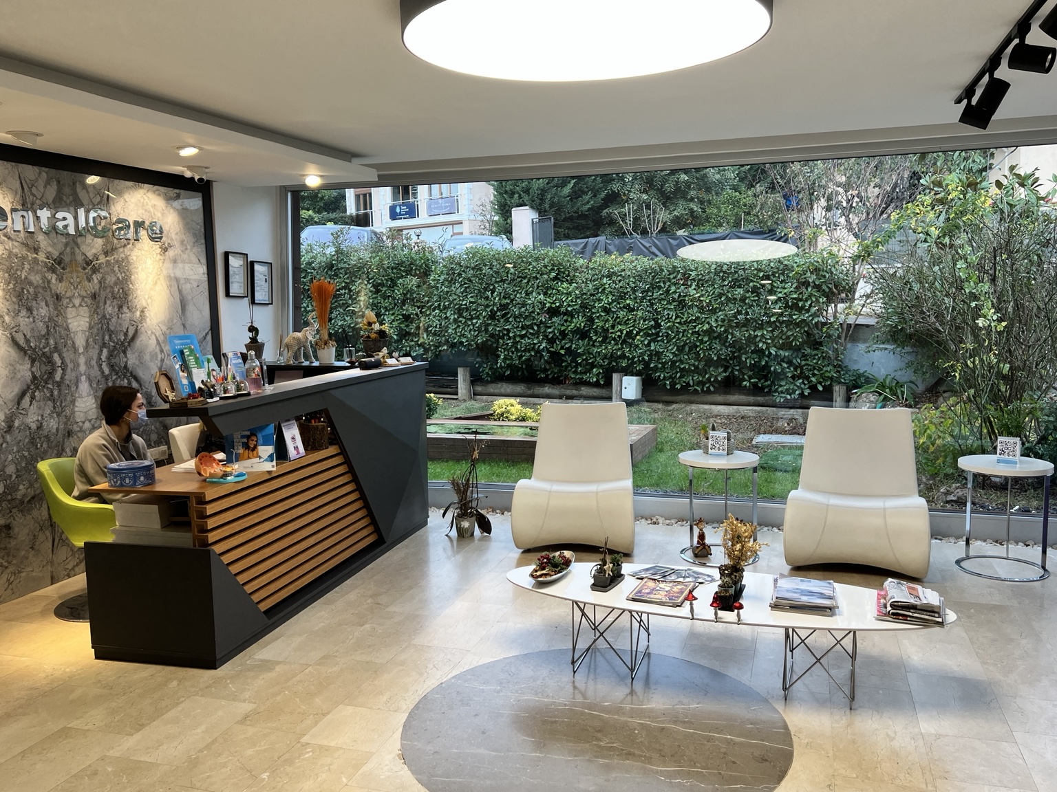 Dental Care Klinik resepsiyon ve bahçe görünümü